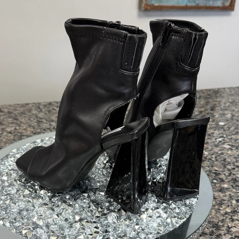 Steve Madden Black Open-Toe triangular Heeled sock Booties MEW 6.5